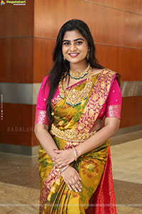 Siri Papa Poses with Traditional Jewellery, HD Gallery