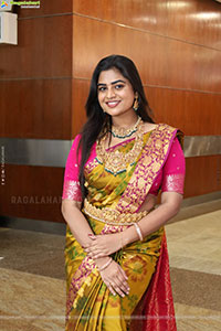 Siri Papa Poses with Traditional Jewellery, HD Gallery