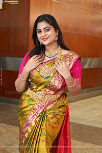 Siri Papa Poses with Traditional Jewellery, HD Gallery