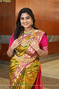 Siri Papa Poses with Traditional Jewellery, HD Gallery