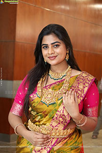 Siri Papa Poses with Traditional Jewellery, HD Gallery