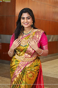 Siri Papa Poses with Traditional Jewellery, HD Gallery