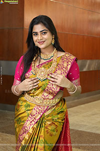Siri Papa Poses with Traditional Jewellery, HD Gallery