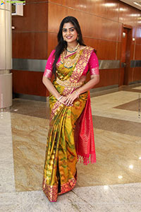 Siri Papa Poses with Traditional Jewellery, HD Gallery