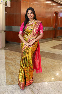 Siri Papa Poses with Traditional Jewellery, HD Gallery