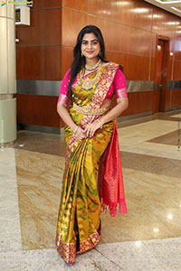 Siri Papa Poses with Traditional Jewellery, HD Gallery