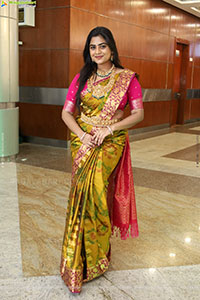 Siri Papa Poses with Traditional Jewellery, HD Gallery