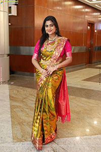 Siri Papa Poses with Traditional Jewellery, HD Gallery
