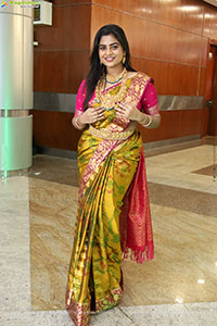 Siri Papa Poses with Traditional Jewellery, HD Gallery