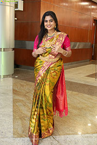 Siri Papa Poses with Traditional Jewellery, HD Gallery
