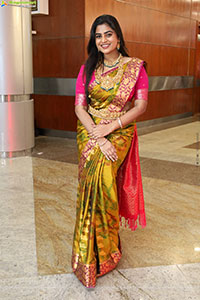 Siri Papa Poses with Traditional Jewellery, HD Gallery