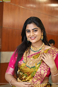 Siri Papa Poses with Traditional Jewellery, HD Gallery
