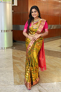 Siri Papa Poses with Traditional Jewellery, HD Gallery