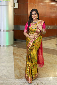 Siri Papa Poses with Traditional Jewellery, HD Gallery