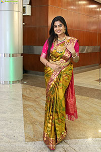 Siri Papa Poses with Traditional Jewellery, HD Gallery