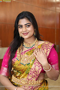 Siri Papa Poses with Traditional Jewellery, HD Gallery
