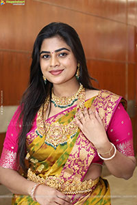 Siri Papa Poses with Traditional Jewellery, HD Gallery