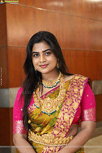Siri Papa Poses with Traditional Jewellery, HD Gallery