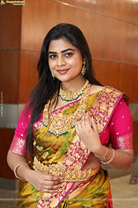 Siri Papa Poses with Traditional Jewellery, HD Gallery