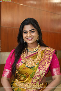 Siri Papa Poses with Traditional Jewellery, HD Gallery