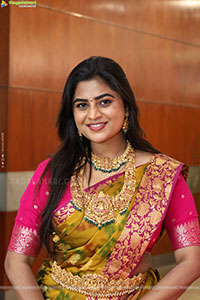 Siri Papa Poses with Traditional Jewellery, HD Gallery