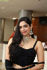 Swetha Kanduri Stills in Black Dress, HD Gallery