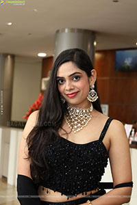 Swetha Kanduri Stills in Black Dress, HD Gallery