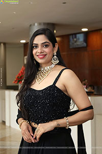Swetha Kanduri Stills in Black Dress, HD Gallery