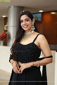 Swetha Kanduri Stills in Black Dress, HD Gallery