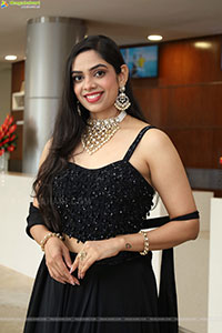 Swetha Kanduri Stills in Black Dress, HD Gallery