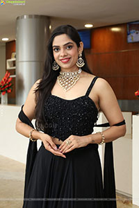 Swetha Kanduri Stills in Black Dress, HD Gallery