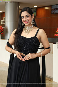 Swetha Kanduri Stills in Black Dress, HD Gallery