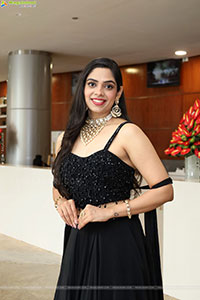 Swetha Kanduri Stills in Black Dress, HD Gallery