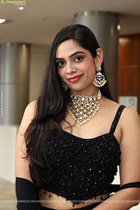 Swetha Kanduri Stills in Black Dress, HD Gallery