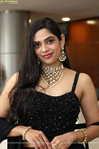 Swetha Kanduri Stills in Black Dress, HD Gallery