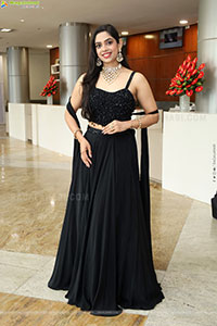 Swetha Kanduri Stills in Black Dress, HD Gallery