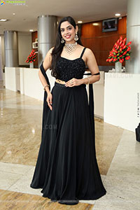 Swetha Kanduri Stills in Black Dress, HD Gallery