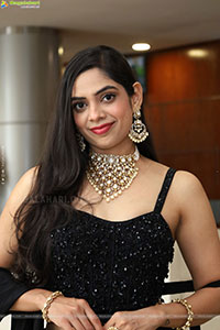 Swetha Kanduri Stills in Black Dress, HD Gallery