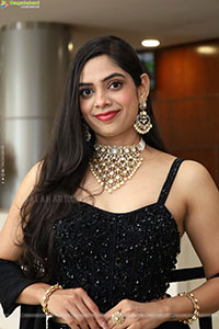 Swetha Kanduri Stills in Black Dress, HD Gallery