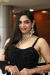 Swetha Kanduri Stills in Black Dress, HD Gallery