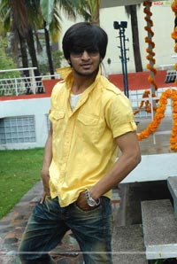 Nikhil at Yuvatha Muhurat