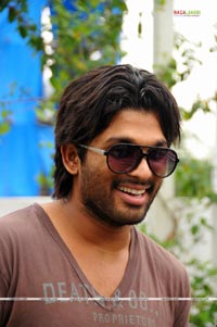 Allu Arjun Photo Gallery at Varudu Press Meet