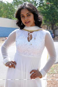 Bindu Madhavi Photo Gallery from Pratiroju