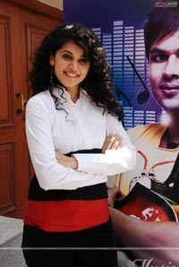 Tapsee Photo Gallery at Jhummandi Naadam Press meet