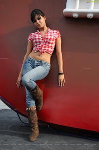 Sexy Samantha in Midriff Shirt and Jeans (High Definition)