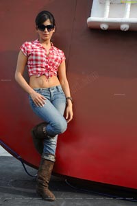 Sexy Samantha in Midriff Shirt and Jeans (High Definition)