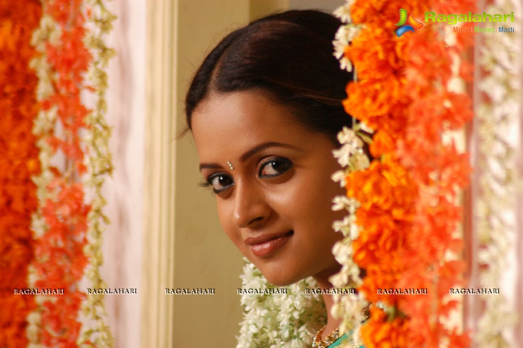 Bhavana in Half Saree, Stills From Prema Nilayam