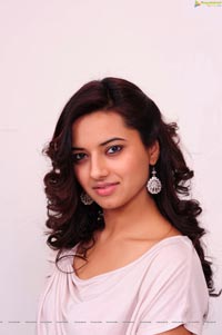 Isha Chawla High Definition Photos