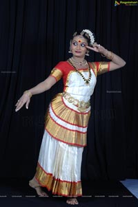 Mohiniyattam Dancer Rashmi Menon High Resolution Photos