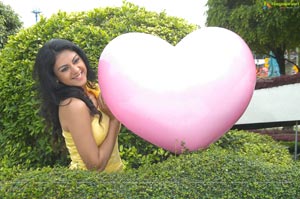 Tamil Actress Kamna Jethmalani Hot Photos